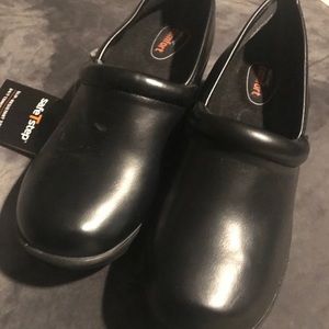 NWT!! Safety Slip Shoes, 10 WW